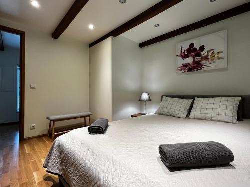 a bedroom with a large white bed in a room at Villa Männituka külalistemaja in Kirikuküla