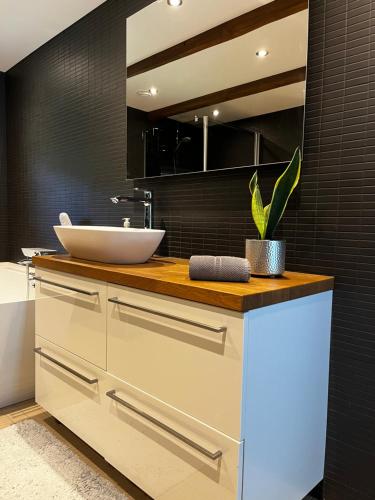 a bathroom with a sink and a mirror at Villa Männituka külalistemaja in Kirikuküla