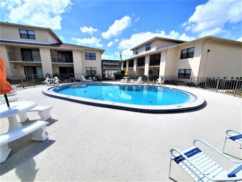una gran piscina frente a un edificio en Oasis #18 Daytona Beach Shores Retreat-Walk To The Beach, en Daytona Beach Shores