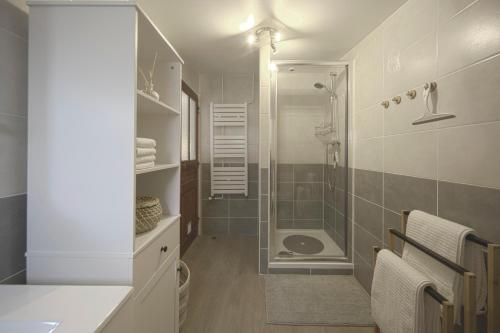 a white bathroom with a shower and a sink at L'Eldorado - By BEST KEYS - Idéal Pros, Couple & Famille - 1 Chambre et 1 Canapé-Lit Convertible - Cosy & Confort - Centre Ville - Netflix & WiFi Fibre - Machine à Café Nespresso - Check-in Autonome - Parking Facile & Gratuit in Sens