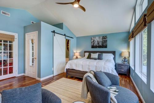 Ein Bett oder Betten in einem Zimmer der Unterkunft Dock and Kayaks Lakefront Retreat in Sunrise Beach