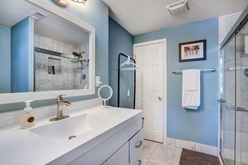 ein Badezimmer mit Waschbecken und Spiegel in der Unterkunft Dock and Kayaks Lakefront Retreat in Sunrise Beach in Sunrise Beach