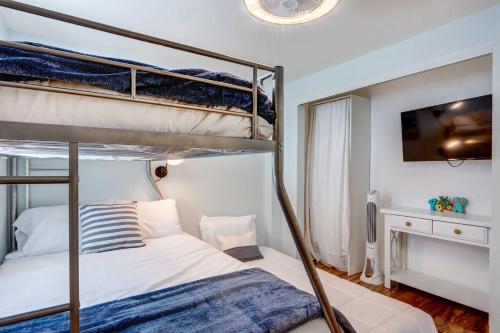 Ein Bett oder Betten in einem Zimmer der Unterkunft Dock and Kayaks Lakefront Retreat in Sunrise Beach
