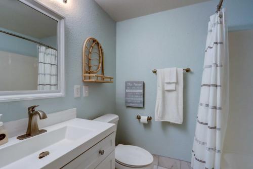 Ein Badezimmer in der Unterkunft Dock and Kayaks Lakefront Retreat in Sunrise Beach