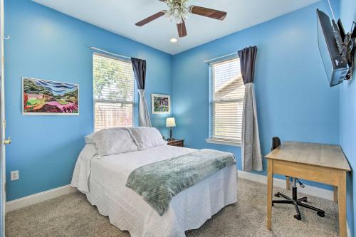 1 dormitorio con paredes azules, 1 cama y escritorio en Welcoming New Orleans Home Near Bourbon St! en Nueva Orleans