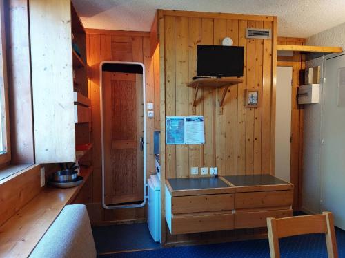 Cette petite chambre dispose d'une télévision dans une cabine. dans l'établissement Studio cosy pour 2, au pied des pistes et commerces, Village des Villards, Arc 1800 - FR-1-411-189, à Arc 1800