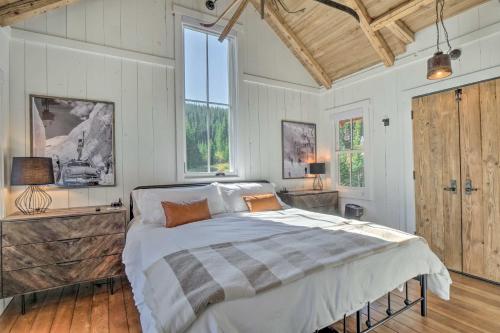- une chambre avec un lit et une grande fenêtre dans l'établissement Custom-Built Breckenridge Cabin 8 Mi to Skiing!, à Breckenridge