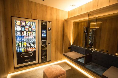 a room with a vending machine and a drink refrigerator at Hotel Centre Reus in Reus