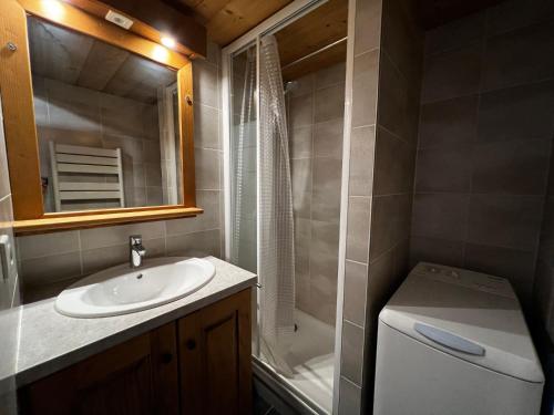 une salle de bain avec un lavabo, une douche et des toilettes dans l'établissement Biblos 15 - 2 pieces proche pistes, à La Clusaz