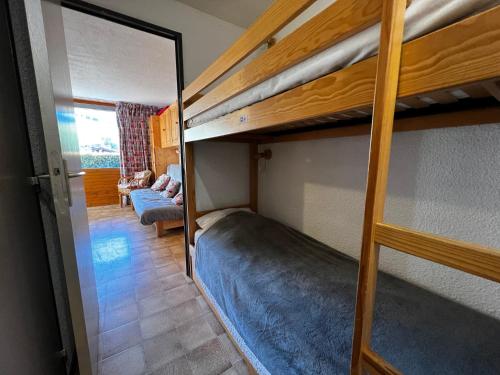 Cet appartement comprend une chambre avec deux lits superposés et un salon. dans l'établissement Biblos 15 - 2 pieces proche pistes, à La Clusaz
