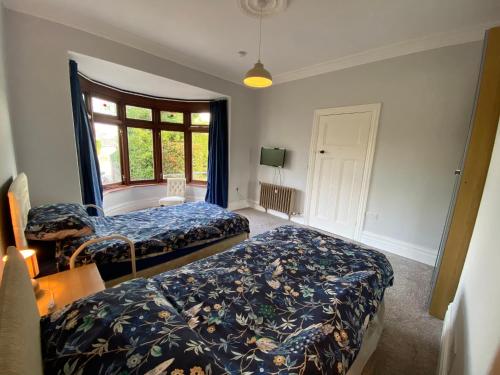 Una cama o camas en una habitación de Newport Kenvor Dinas Cross Easy access bungalow near beaches