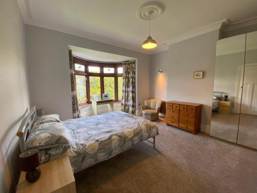 Una cama o camas en una habitación de Newport Kenvor Dinas Cross Easy access bungalow near beaches
