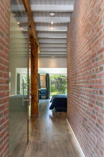 a brick wall in the hallway of a house at Beerze Brouwerij Hotel in Vessem