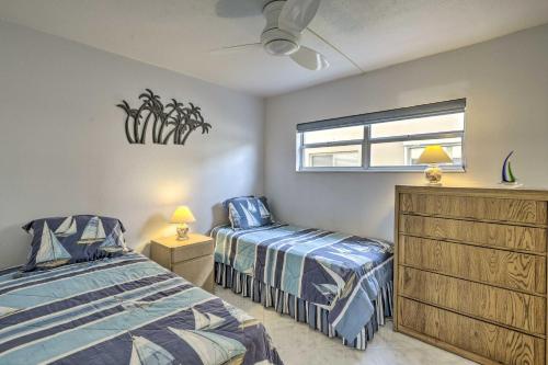 En eller flere senge i et værelse på The Palms Cocoa Beach Condo Walk to Beach!