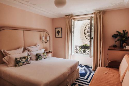 une chambre avec un grand lit et une fenêtre dans l'établissement Hôtel Bienvenue, à Paris