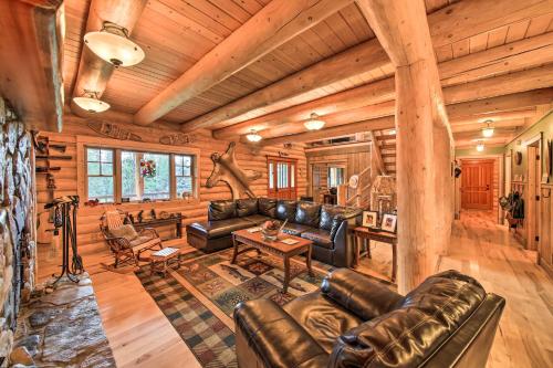 Χώρος καθιστικού στο Waterfront Log Home with 95 Acres on Yaak River