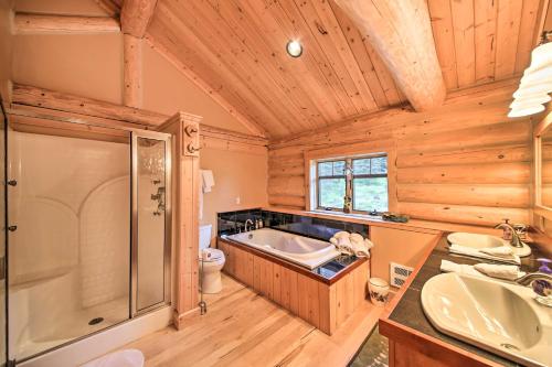 Φωτογραφία από το άλμπουμ του Waterfront Log Home with 95 Acres on Yaak River σε Troy