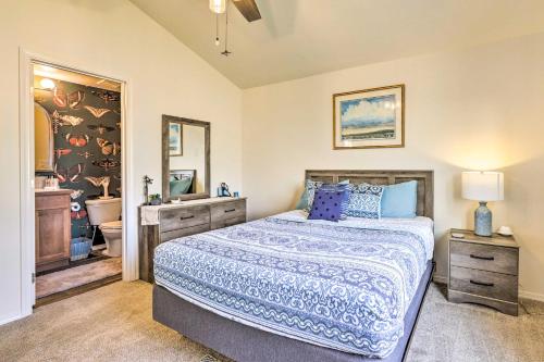 - une chambre avec un lit et une salle de bains pourvue d'un lavabo dans l'établissement Prismatic Boise Retreat with Fenced Backyard!, à Boise