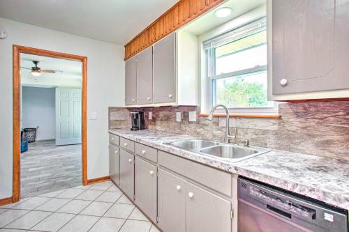 eine Küche mit einem Waschbecken und einem Fenster in der Unterkunft Woodward Home Near Crystal Beach Water Park! in Woodward