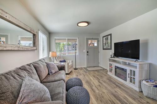 TV/Unterhaltungsangebot in der Unterkunft Ideally Located Buckley Apartment with Balcony!