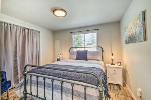 1 dormitorio con cama y ventana en Ideally Located Buckley Apartment with Balcony!, en Buckley