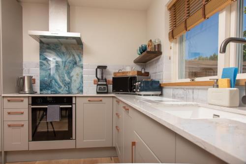 Η κουζίνα ή μικρή κουζίνα στο Litua Luxury self-catering with stunning sea view