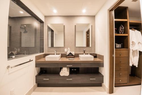 a bathroom with two sinks and a large mirror at “Tramonti Lux” in Cabo San Lucas