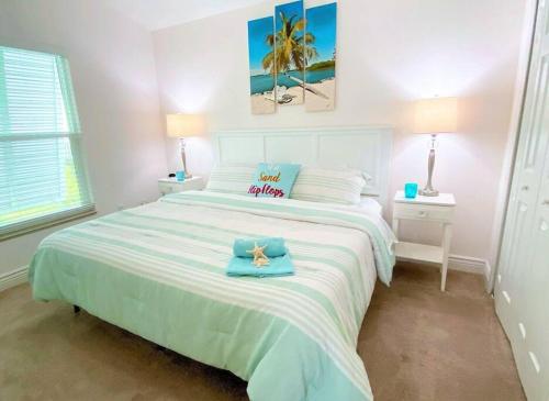 Un dormitorio con una cama con una estrella de mar. en Just beachy Pool Gulf access, en Cabo Coral