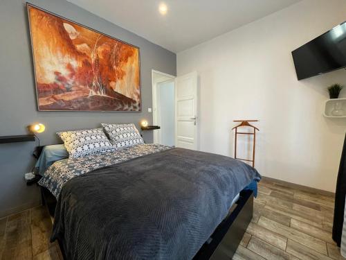 Schlafzimmer mit einem Bett mit Wandgemälde in der Unterkunft La Seyne sur mer grande terrasse wifi clim, 2 chambres in La Seyne-sur-Mer
