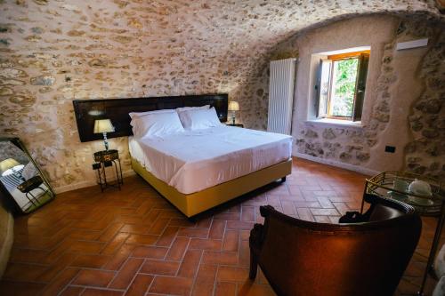 a bedroom with a king sized bed in a room at Antica Dimora del Tratturo Magno in Tussio