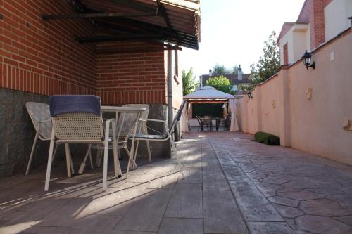 een steeg met stoelen en een tafel op een patio bij Aire De Pinares in Coca