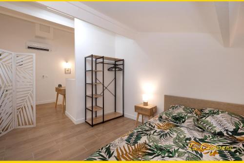 um quarto com uma cama e um quarto com uma prateleira em Le Craponne - Magnifique appartement cours principal plein centre avec parking em Salon-de-Provence
