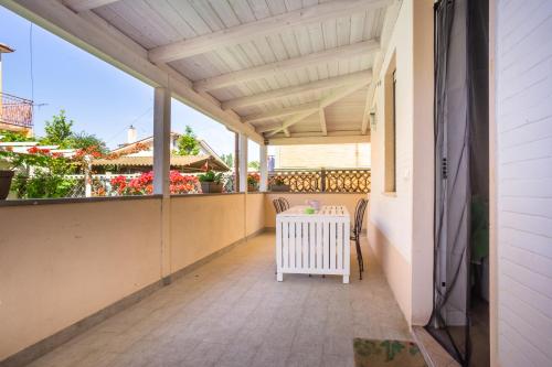 a patio with a table and chairs on a balcony at RomaDamare in Passoscuro