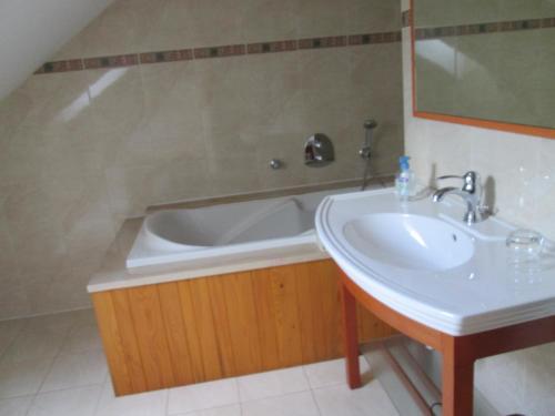 Bilik mandi di Chambre d'hotes "Les Bordes"