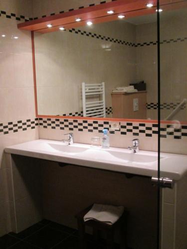 Bilik mandi di Chambre d'hotes "Les Bordes"