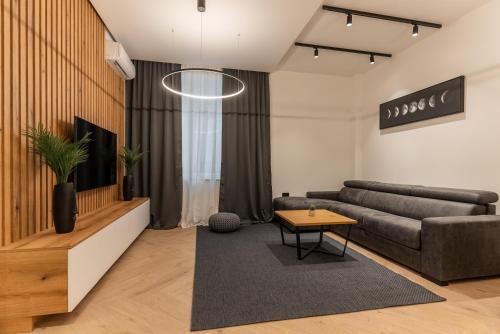 uma sala de estar com um sofá e uma mesa em Silver Luxury Suites em Belgrado