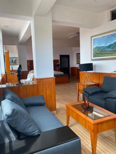 a living room with a couch and a coffee table at Casa Vista hermosa de taxco in Taxco de Alarcón