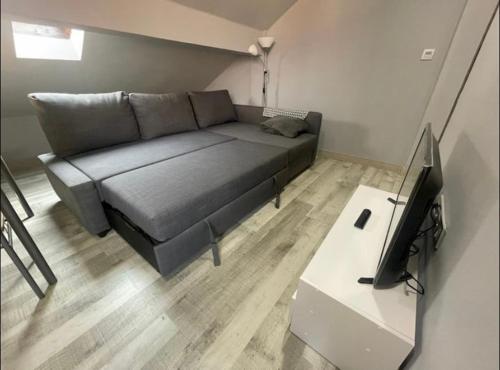 sala de estar con sofá y TV de pantalla plana en Acojedor Apartamento en Bermeo en Bermeo