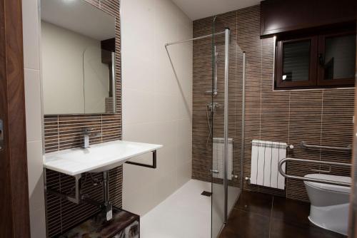 a bathroom with a sink and a toilet at Luxury Singular Villa Carolina in Corrubedo