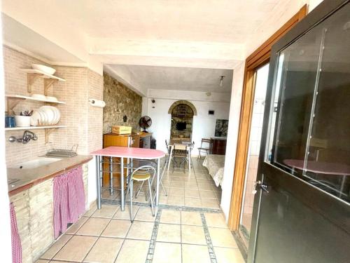 cocina con mesa y sillas en una habitación en Casetta Girasole, en Centuripe
