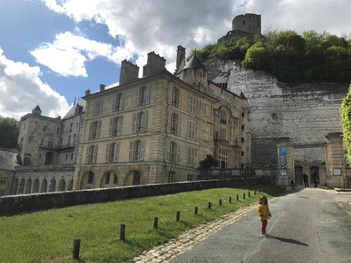 a little girl standing in front of a castle at Domaine Spa Perret-3Ha-Château ArtDéco MasterSuite B&B ou Gîte de Charme-À3Mn Giverny-Jardins Monet-Le Vexin-Piscine Chauffée en Haute Saison-Aire Enfants-PingPong-Options Dîner-Billard-Massage-Yoga-Coaching-Fitness-Sauna-Hammam-Promo2Nuits Jacuzzi inclus in Sainte-Geneviève-lès-Gasny