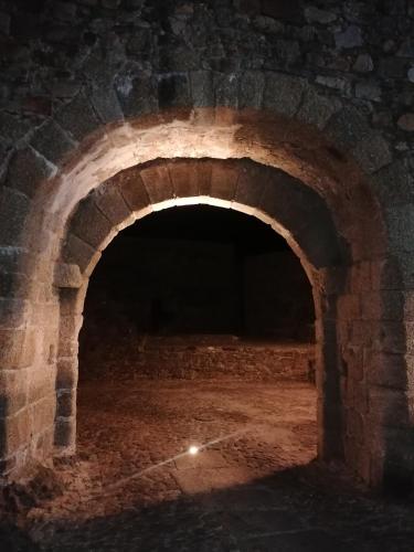 an archway in a stone building at night at A Casa Pequenina - Escusa, Marvão in Marvão