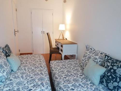 a bedroom with a bed and a desk with a desk at A Casa Pequenina - Escusa, Marvão in Marvão