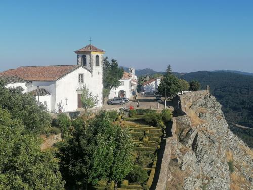 una chiesa sul fianco di una montagna di A Casa Pequenina - Escusa, Marvão a Marvão