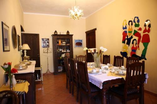 una sala da pranzo con tavolo e sedie di Art Lincoln a Palermo