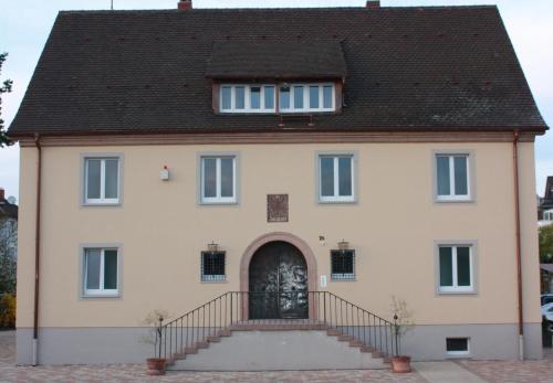 ein großes Haus mit schwarzem Dach in der Unterkunft Hotel Zur Schmiede in Radolfzell am Bodensee