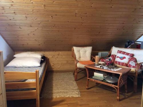 Cette chambre comprend un lit, un canapé et une table. dans l'établissement Cosy country home, Lendava, à Lendava
