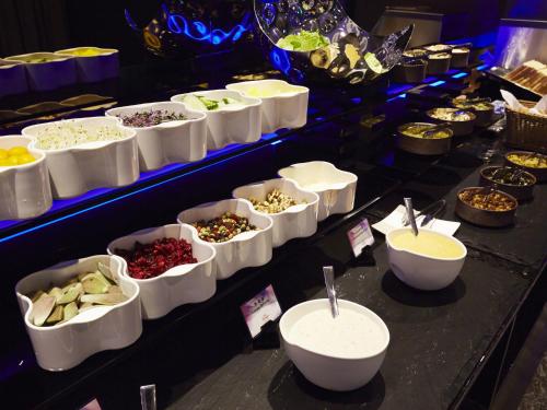 ホテルの敷地内または近くでの食事または食べ物