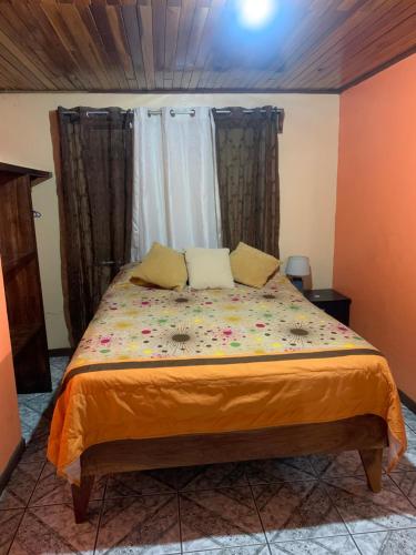 Postel nebo postele na pokoji v ubytování Monteverde Monkey Hostel