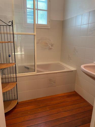 La salle de bains est pourvue d'une baignoire et d'un lavabo. dans l'établissement Idéal Famille - HAVRE DE PAIX - Vue Pyrénées, à Laroin